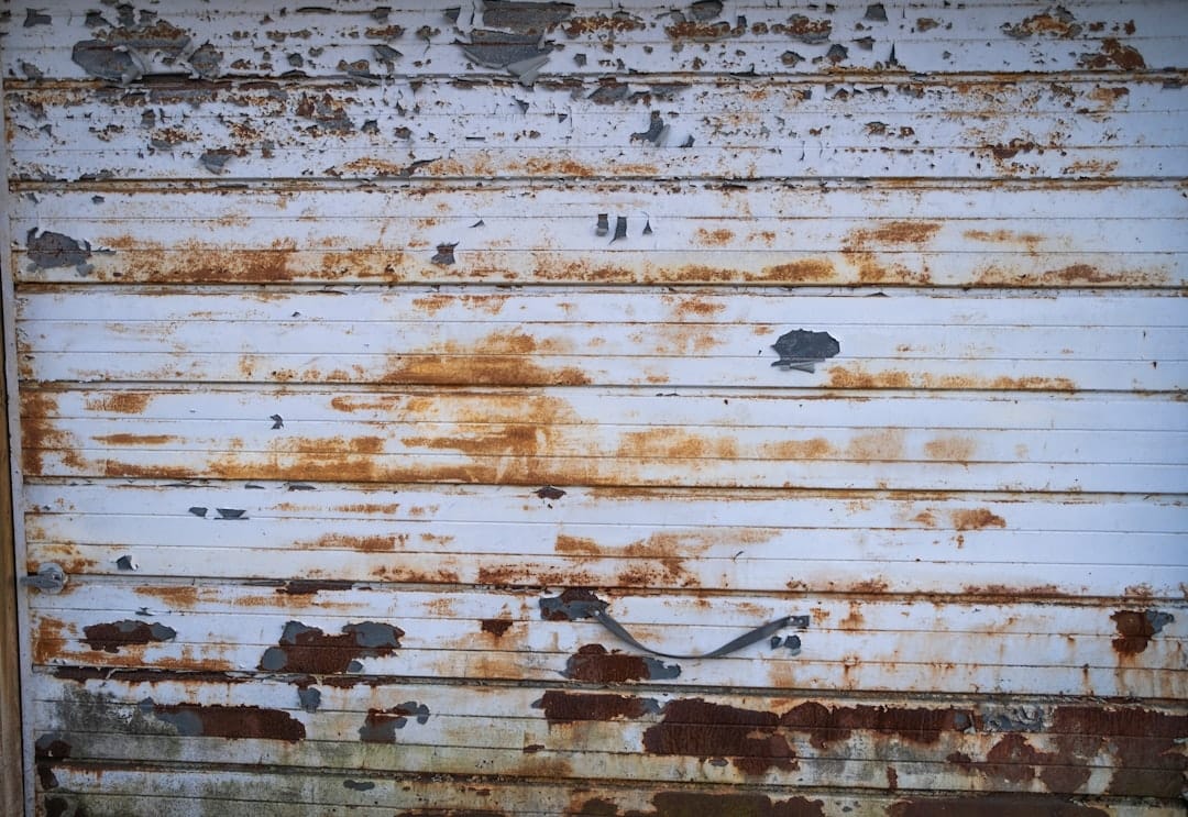 衣類のサビ汚れを完璧に落とす方法｜家庭でできる効果的な染み抜きテクニック