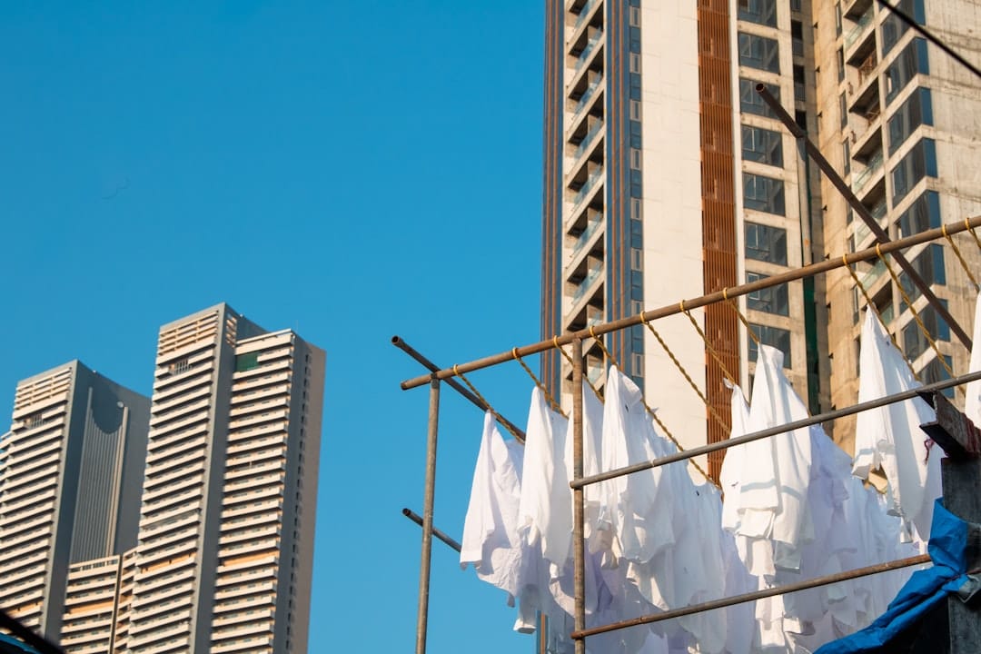 白い服を真っ白に保つ!プロが教える洗濯のコツと黄ばみ対策